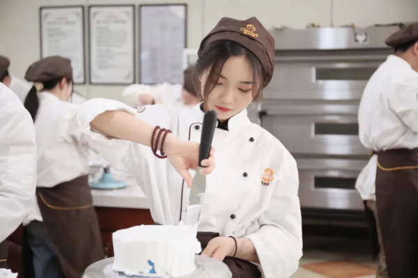 没学历的女生适合学烘焙吗